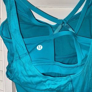 Women’s Lululemon sports bra and tank top combo